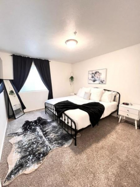 Modern & Stylish King bed WiFi